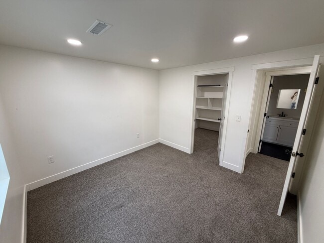 Building Photo - 8285 Lakeshore Dr