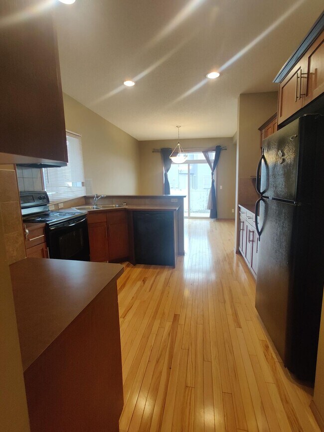 Photo du bâtiment - 9011 Royal Oak Way NW