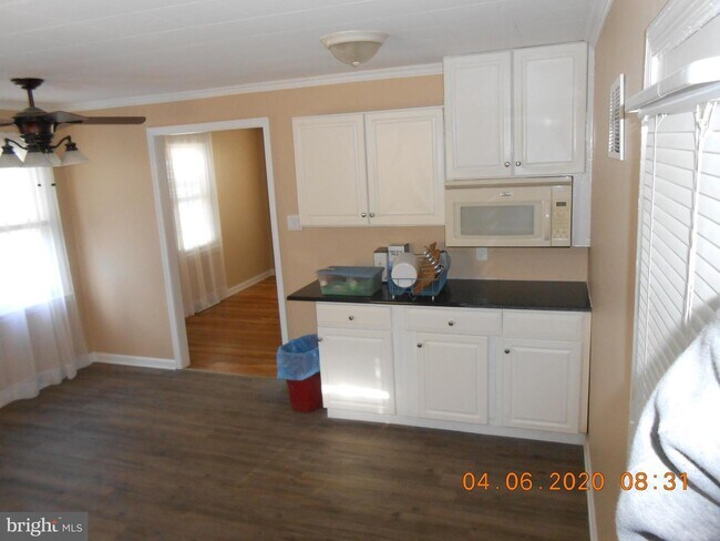 Building Photo - 240 Kells Ave