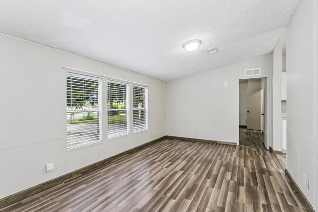 Foto del edificio - 223 Ajax Dr NW