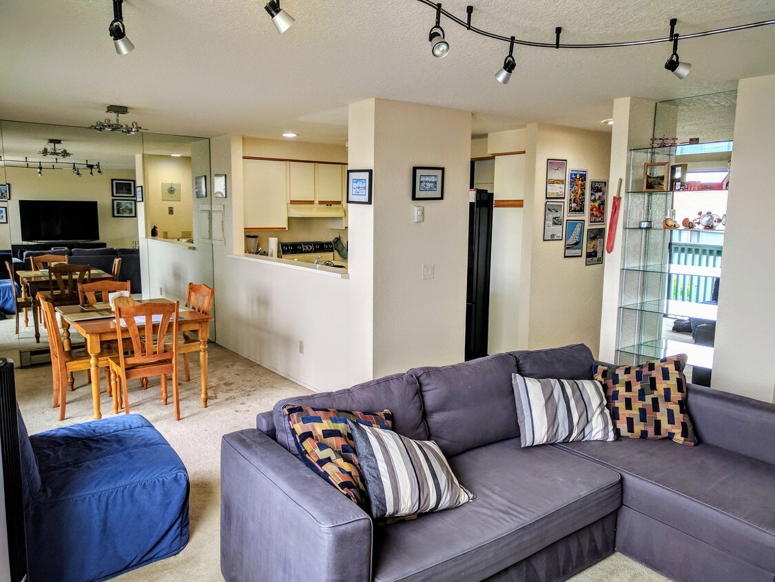 Sala de estar, comedor, &amp; cocina - 1315 S Puget Dr