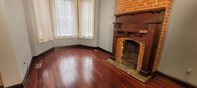Building Photo - 1128 Park Rd NW