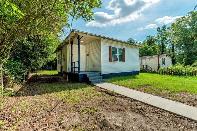 Building Photo - 2 bed/1 bath, single-family home for rent ...