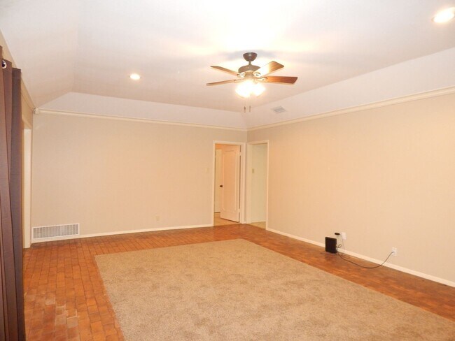 Building Photo - Spacious 3 Bedroom, 2 Bath Duplex in Tyler!