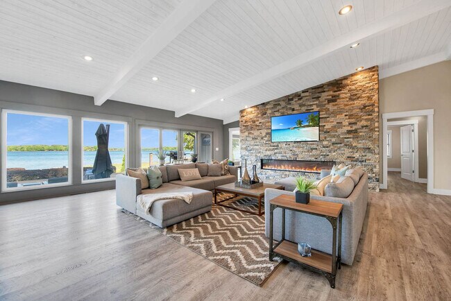 Foto del edificio - 643 Isle of Pines Rd