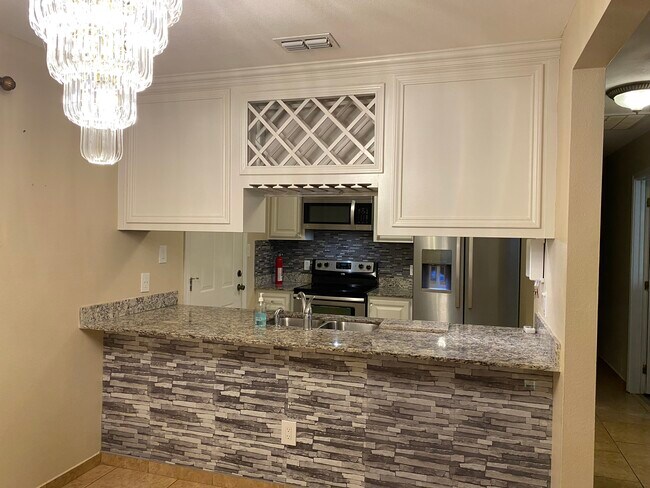 Building Photo - 810 W La Quinta Dr