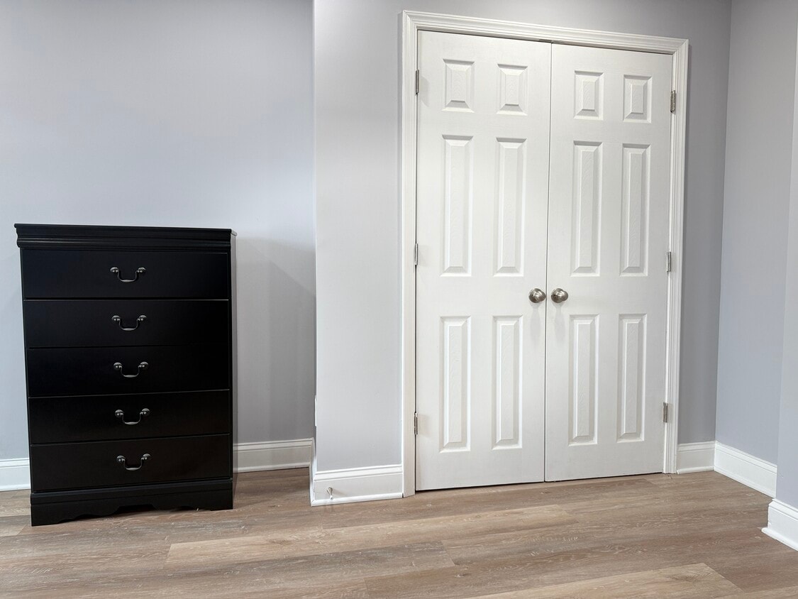 Building Photo - 2323 Barclay St