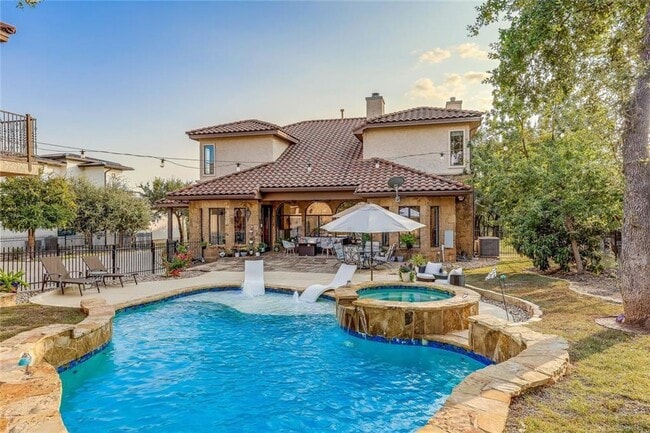 Building Photo - Luxury Tuscan Villa Retreat with Lake Views