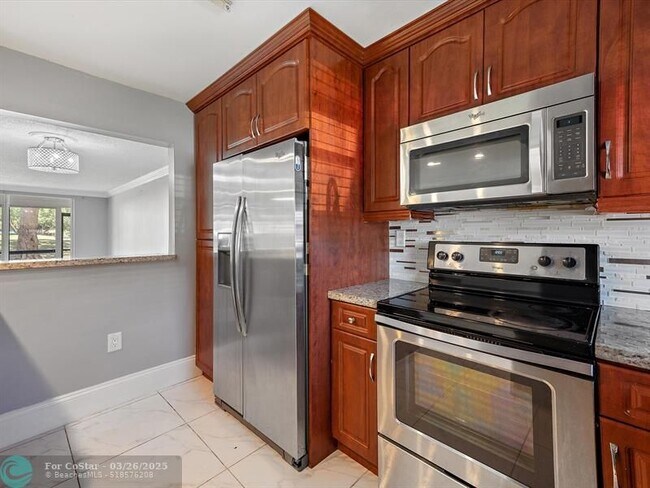 Building Photo - 371 S Hollybrook Dr