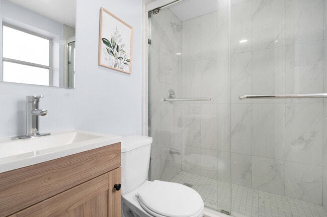 Photo du bâtiment - Bachelor Unit for Rent