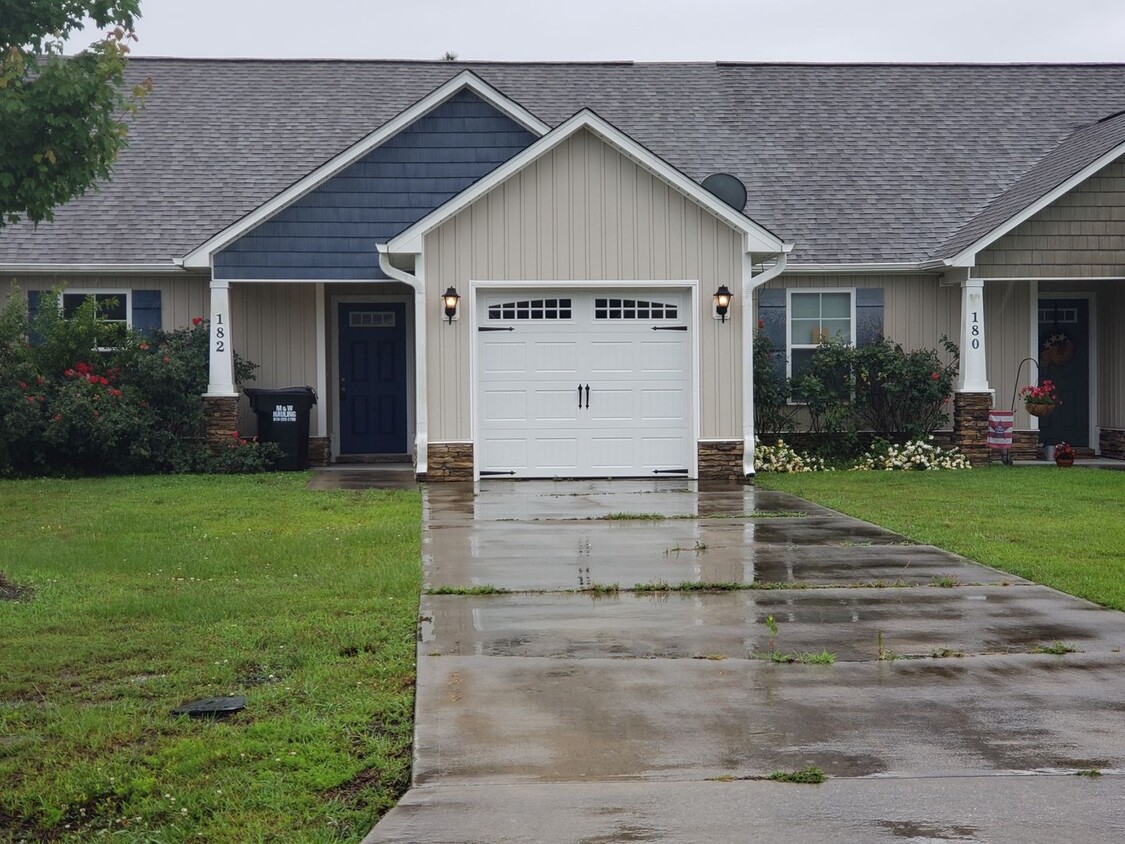 Foto principal - Lovely 2 bedroom 2 bath home located in th...