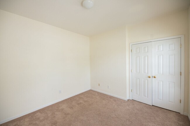 Foto del edificio - Spacious beautiful 4 bedroom 2.5 bath home  In Greensboro with an office/upstairs loft/ sunroom/ ...