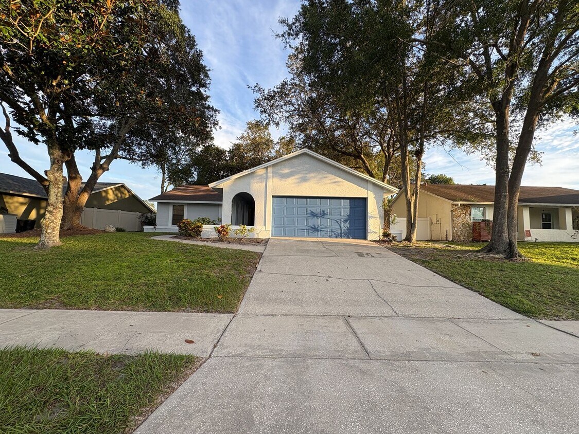 Perfect 3 bed 2 bath with huge fenced back... - Perfect 3 bed 2 bath with huge fenced back...