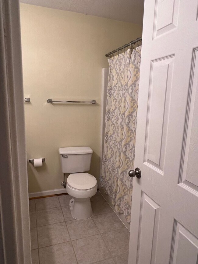 Foto del edificio - Lovely 3 bedroom/2 bathroom, Convenient Ro...