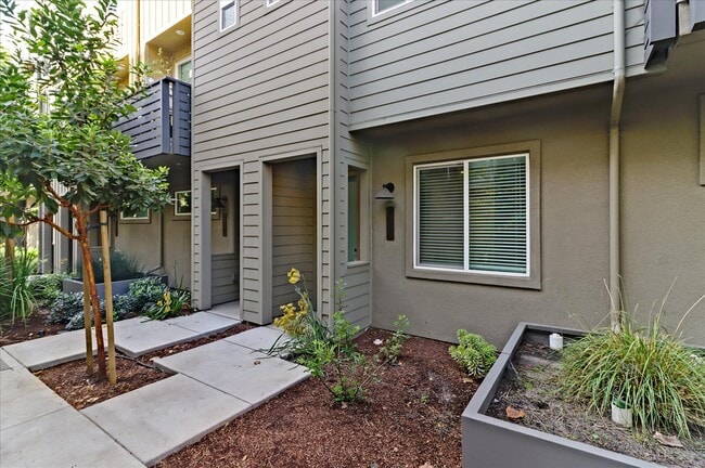Building Photo - 152 Uptown Cir