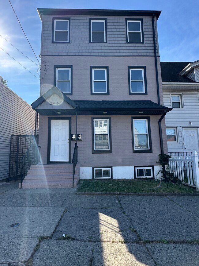 Building Photo - 264 Union Ave