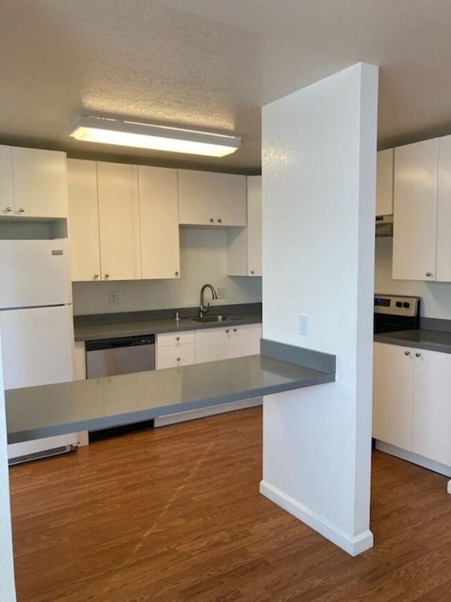 Building Photo - **Welcome Home, Available Now**