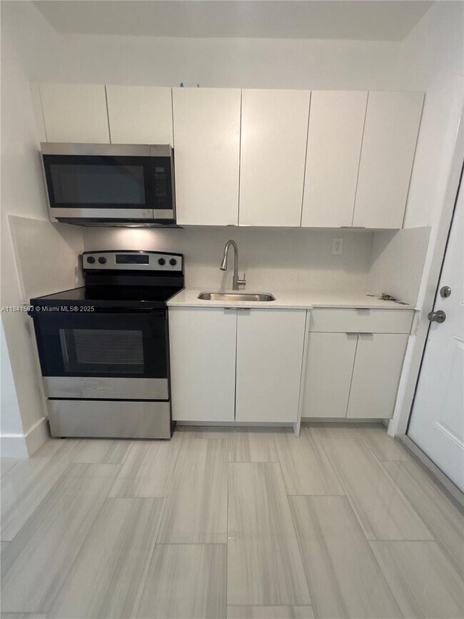 Foto del edificio - 671 SW 7th St