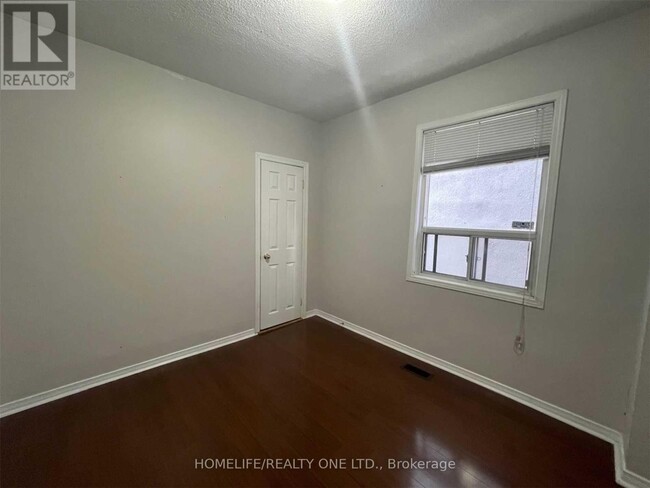 Building Photo - 428 Westmoreland Ave N