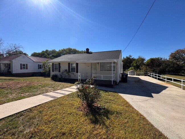 Building Photo - Freshly Updated 3Bedroom One Story Home