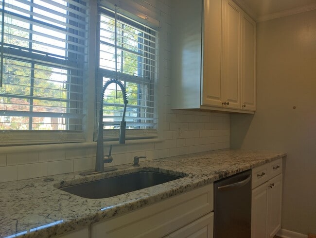 Building Photo - Beautiful 3bd/1.5ba with workshop and large backyard!