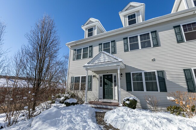 Building Photo - 8 Summer Hill Cir