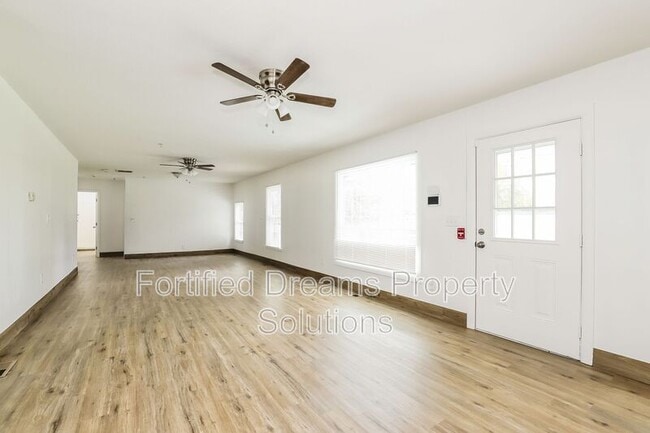 Building Photo - 125 E Raleigh Ave