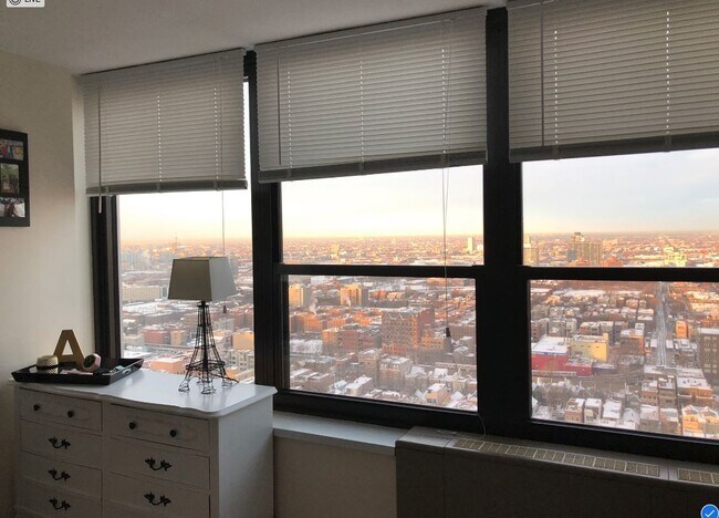 Foto del edificio - 1560 N Sandburg Ter