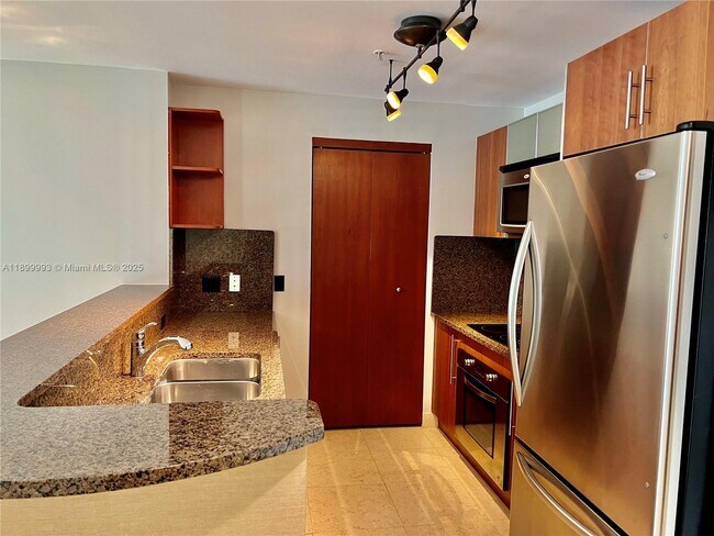 Foto del edificio - 300 S Biscayne Blvd