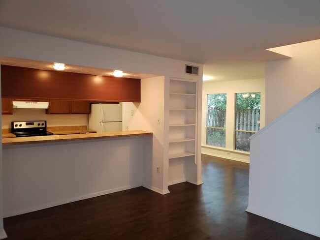 Foto del edificio - 2 Bedroom 2.5 Bath Townhouse with covered parking