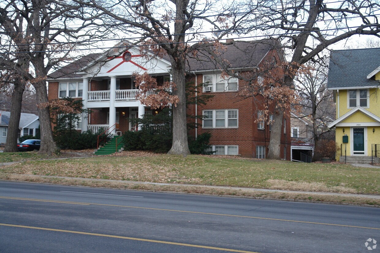 Primary Photo - 3927 University Ave
