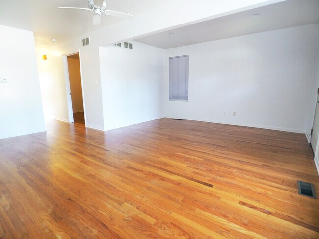 Building Photo - 921 W 35th St