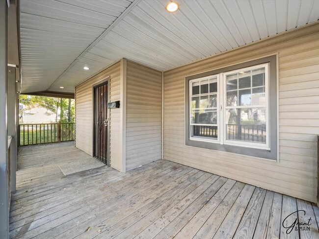 Building Photo - $1300 - 3 bedroom, 1 bathroom Bungalow