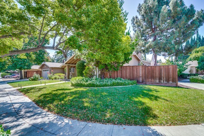 Foto del edificio - Recently Remodeled Home- Gourmet Kitchen- Near Downtown Campbell - 1 Primary Suite and 1 Junior S...