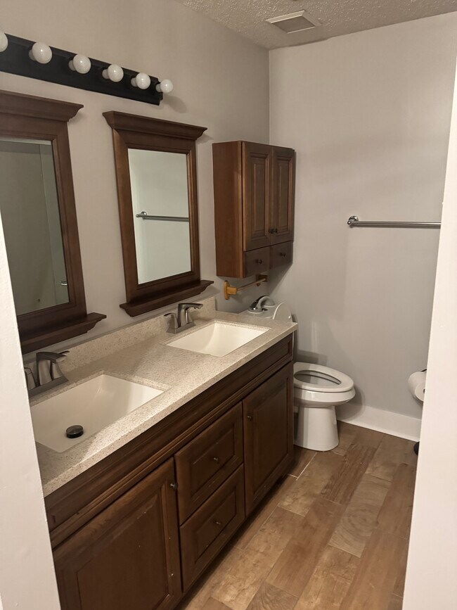 Foto del edificio - 2950 Meadowlark Ln