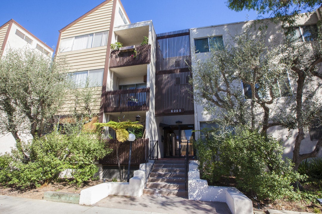 Foto principal - 6050 Canterbury Dr