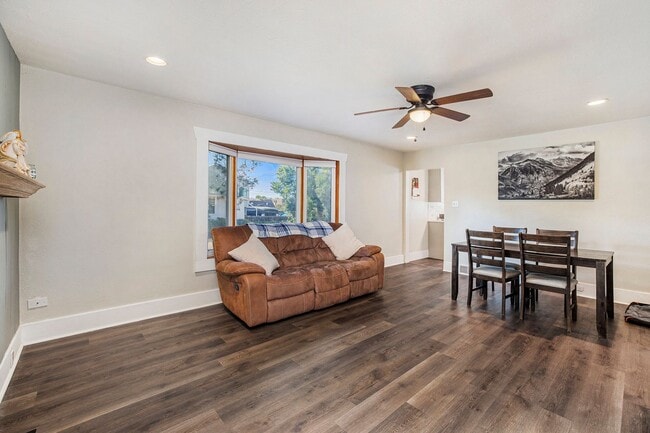 Building Photo - Charming 4Bed/2Bath with Two Huge Backyard