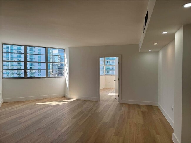 Building Photo - 999 Brickell Bay Dr