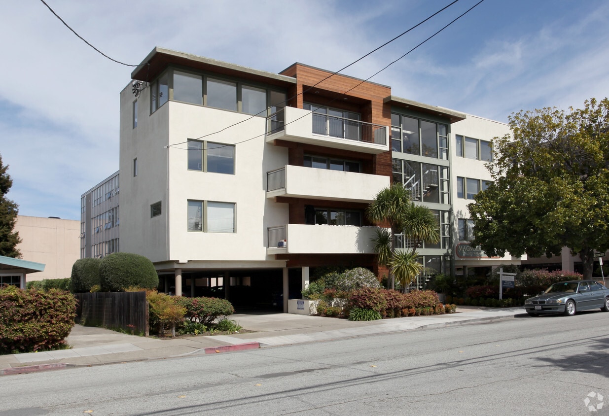 551 Walnut St - Magnolia Manor