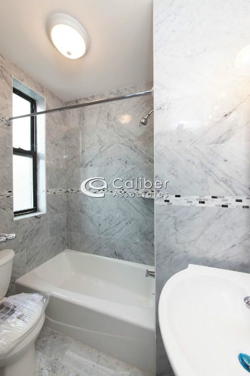 Foto del edificio - 349 E 72nd St