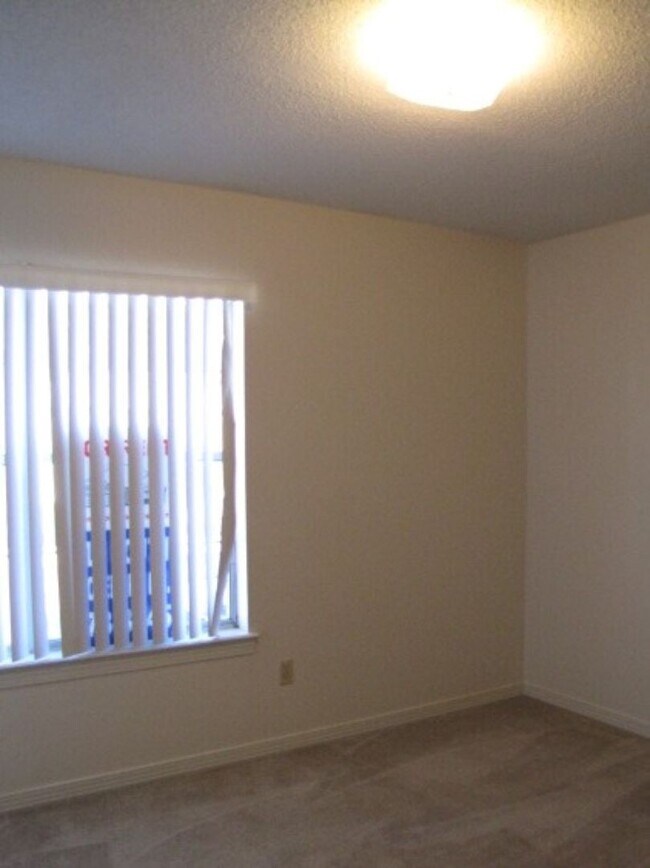 Building Photo - Two story townhome in Northeast Pensacola!