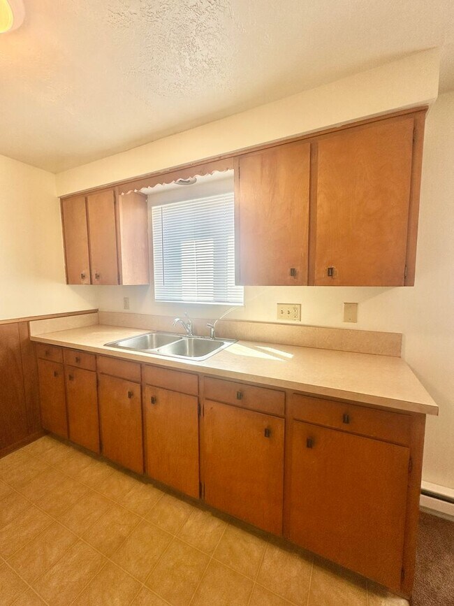Building Photo - Two Bedroom Apartment Close to Willamette ...
