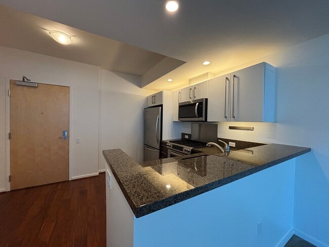 Building Photo - Beautiful 1B/1BA Condo in Downtown Near Petco Park W/ Views, A/C, W/D, Balcony, Rooftop Deck & Gym!