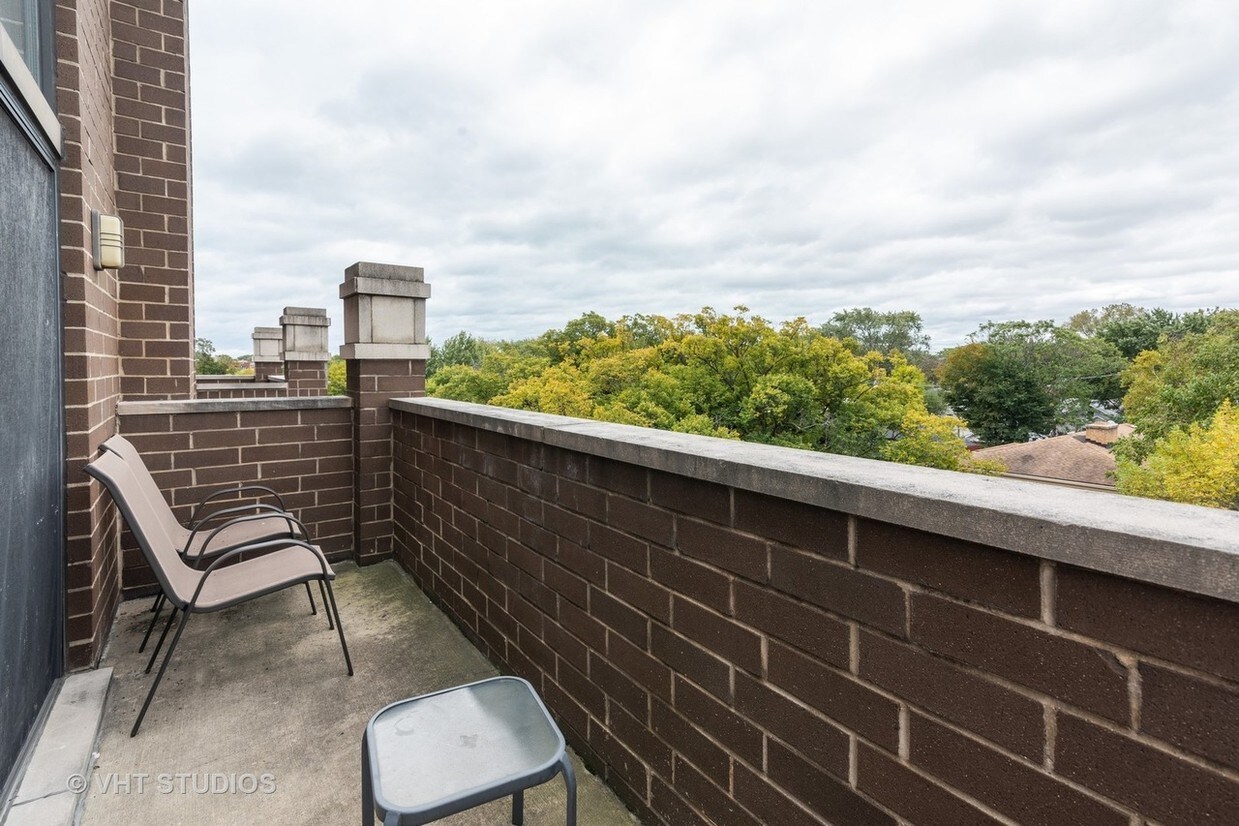 2224 W Touhy Ave, Chicago, IL 60645 Condo for Rent in Chicago, IL