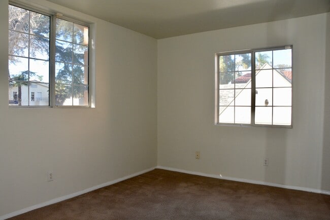 Building Photo - 548 N Windsor Blvd