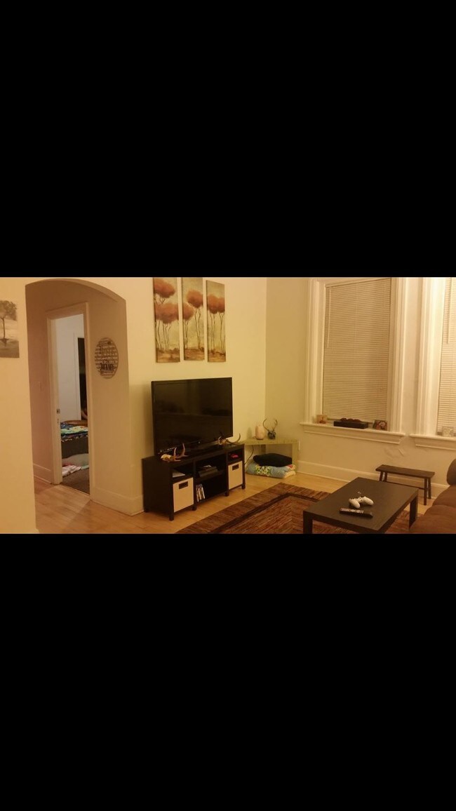 Foto del edificio - 421 W 3rd St