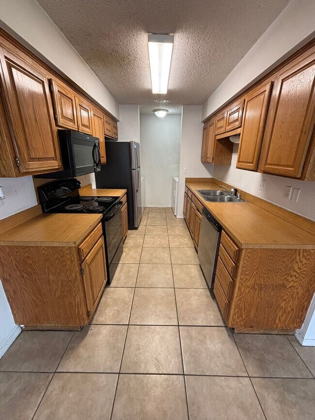 Building Photo - Adorable 2-Bedroom, 2-Bathroom Single Fami...
