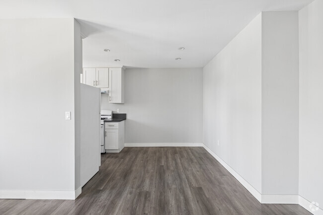 2BR, 1BA - 900SF - Dining Room - 4603 E 118th St.
