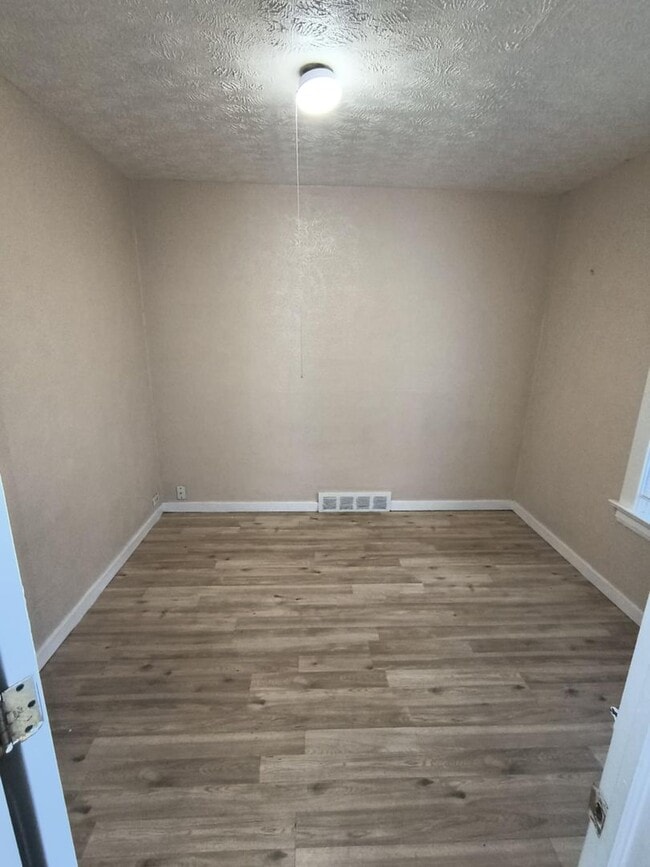 Building Photo - Spacious 3 Bedroom 1 Bath Located in East ...