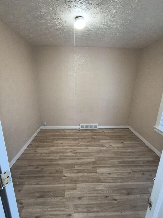 Foto del edificio - Spacious 3 Bedroom 1 Bath Located in East ...